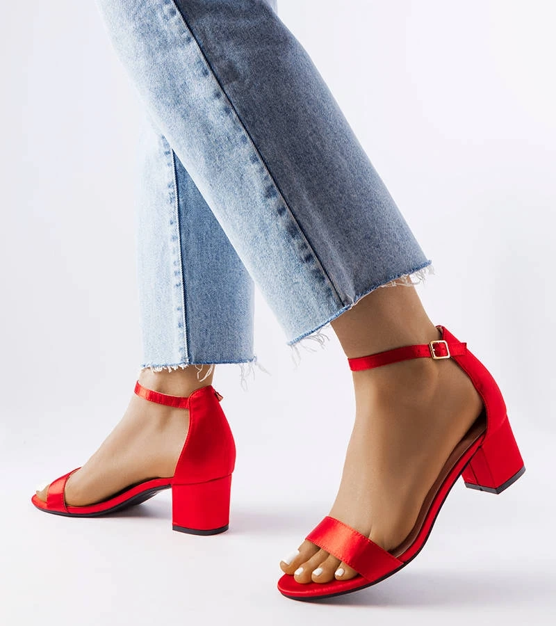 Piros alacsony sarokkal rendelkező szandál Bingamon