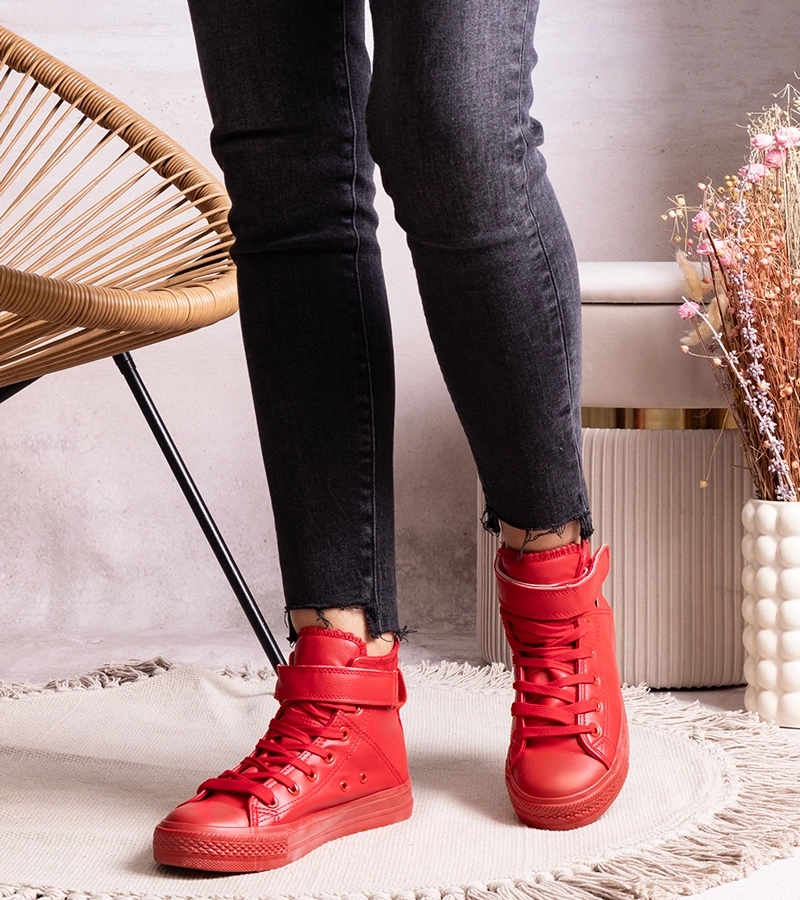 Czerwone wysokie trampki z eco skóry Bonbonita po węgiersku to: "Vörös magas tornacipő eco bőrből Bonbonita."