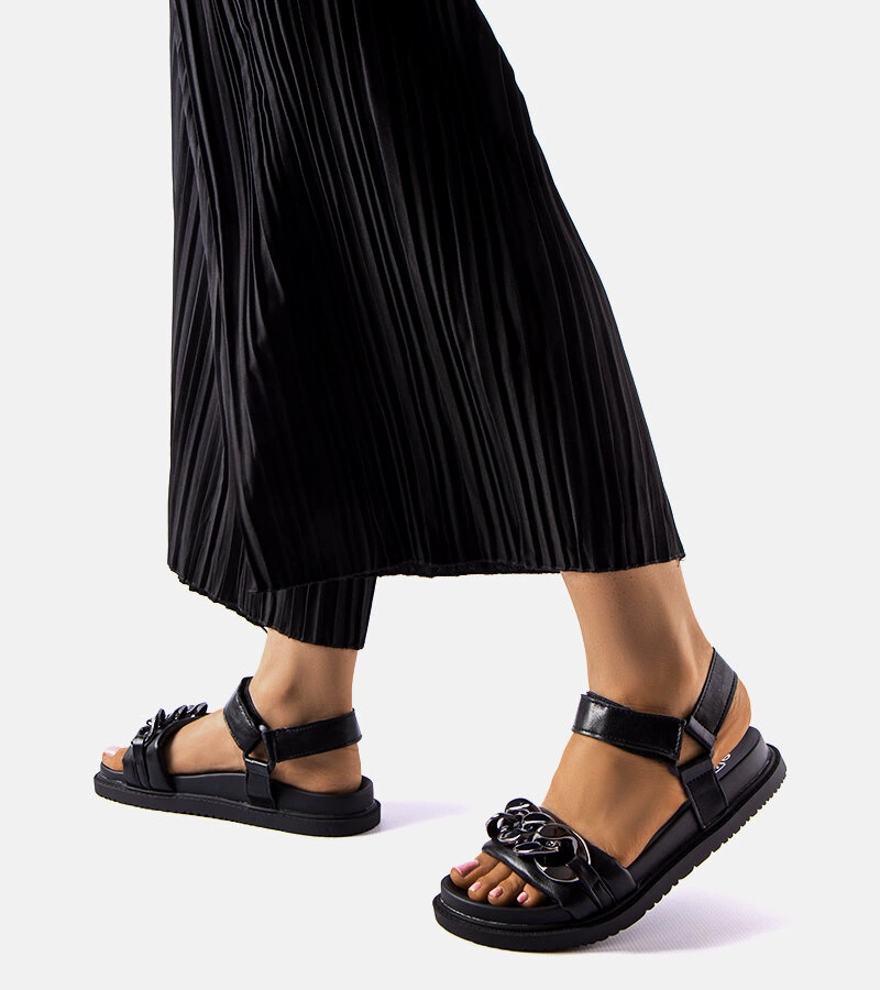 Fekete láncos szandál Machesney