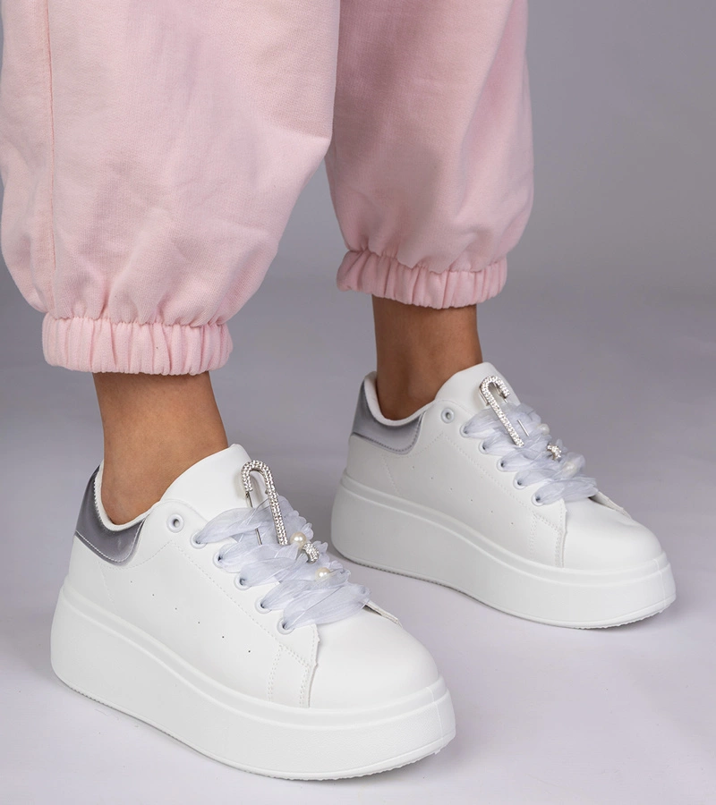 Fehér tornacipő ezüst betéttel és cirkóniás tűsarkúval Floura