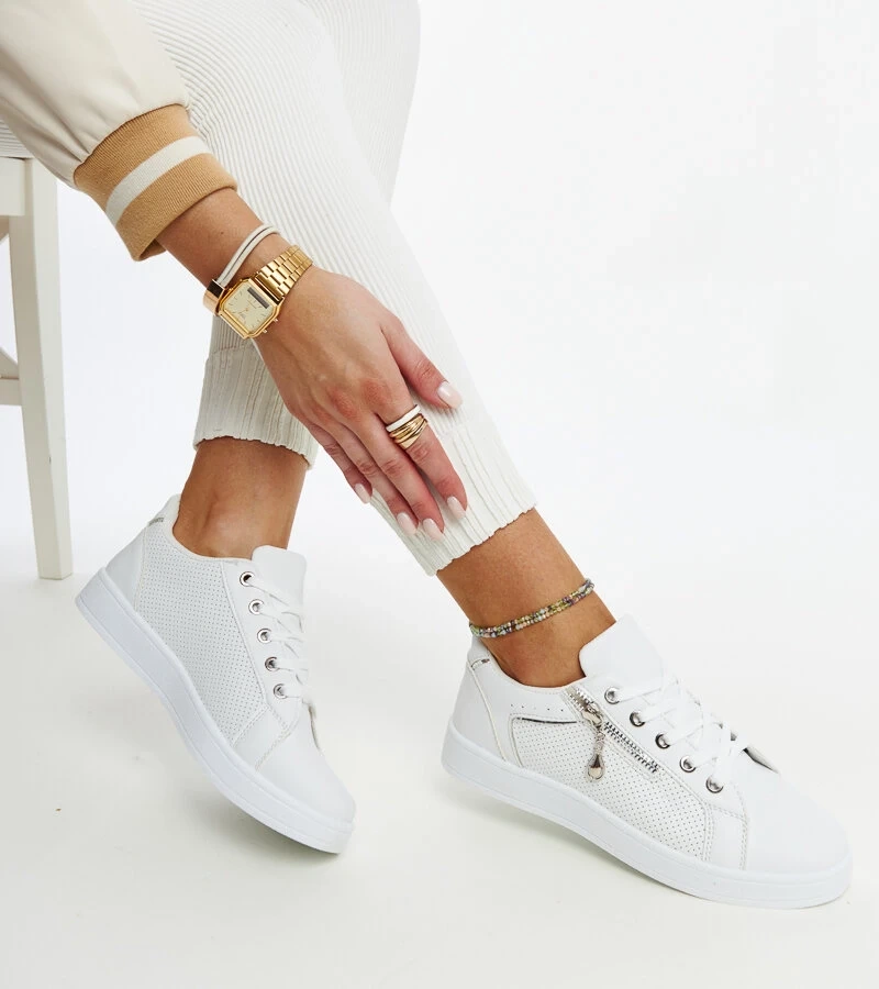 Perforációval díszített Chiusi fehér sportcipők