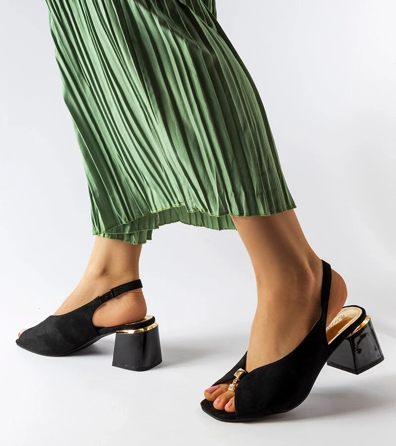 Fekete alacsony sarokkal rendelkező Baccarato szandál