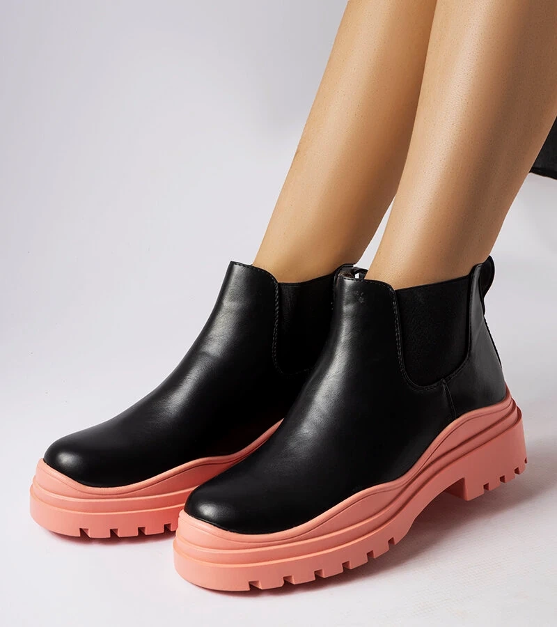 Fekete bokacsizma színes platformon Marinone