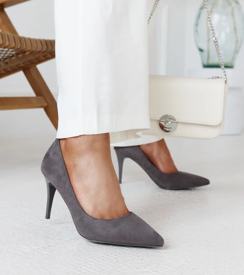 Szürke tűsarkúak bőr belső talppal Paume-tól