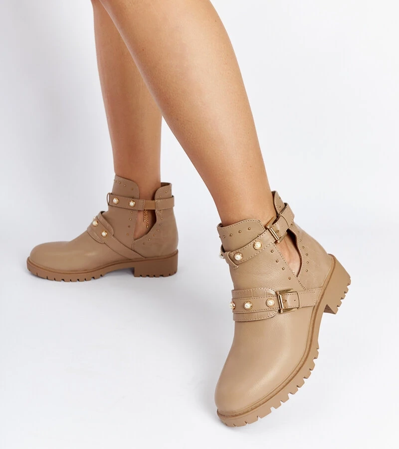 Bézs színű bokacsizma kivágással és gyöngyökkel Asker