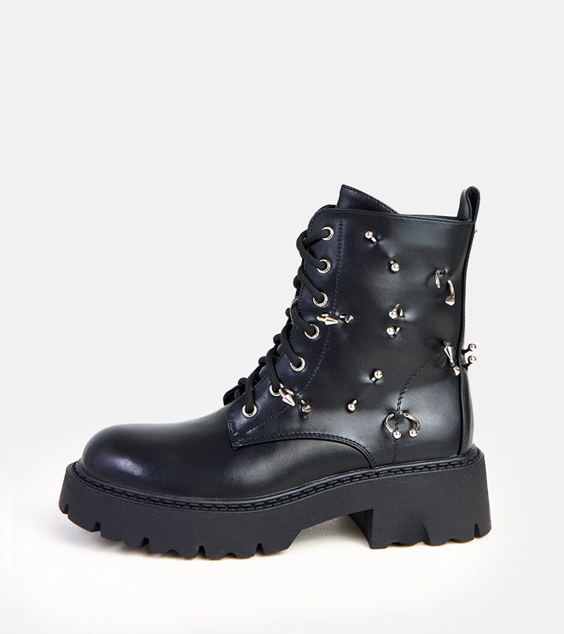 Fekete platformos bokacsizma fém díszítéssel Ebony