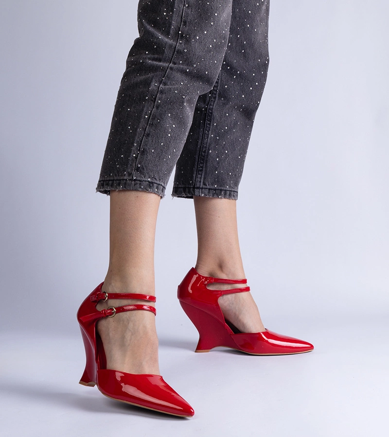 Vizario lakkozott piros éktalpú cipő csatokkal
