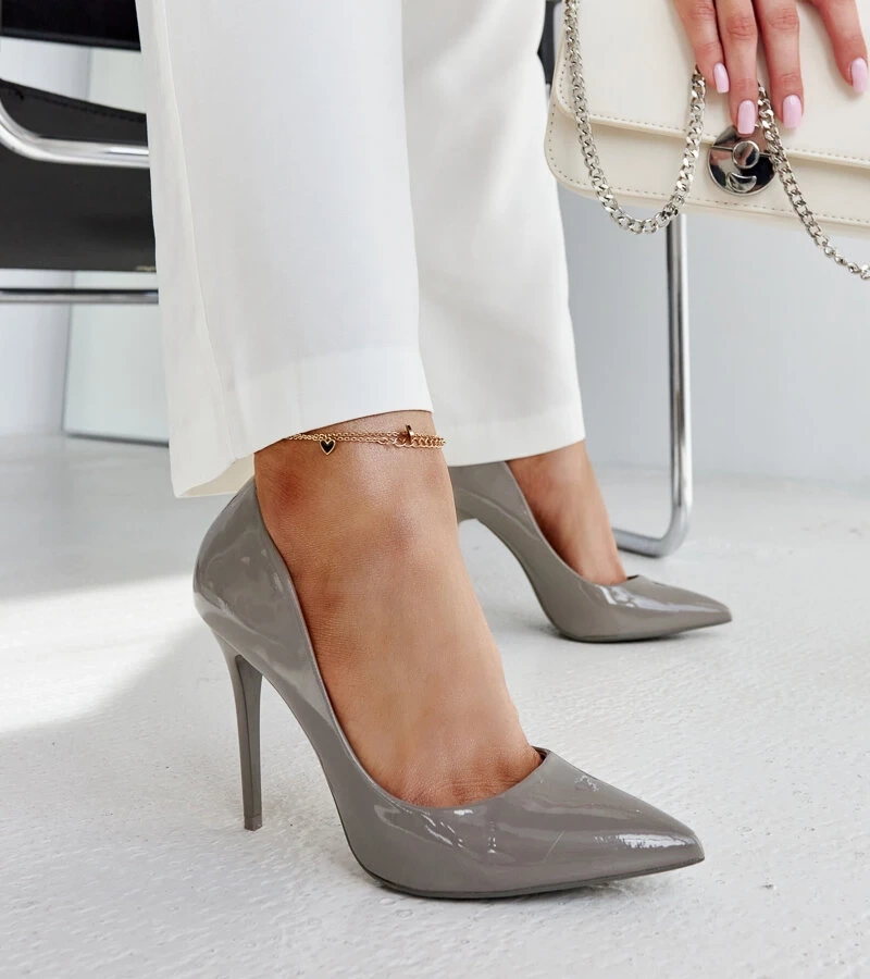 Sötétszürke lakkozott tűsarkúak bőr belsővel Jadointól