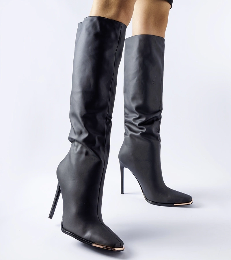 Fekete magassarkú Conjunto csizma