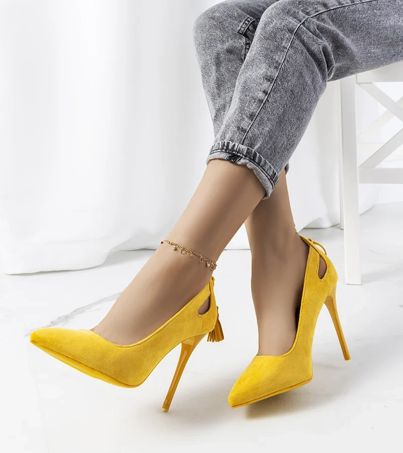 Sárga díszített kivágásokkal rendelkező tűsarok Anthe