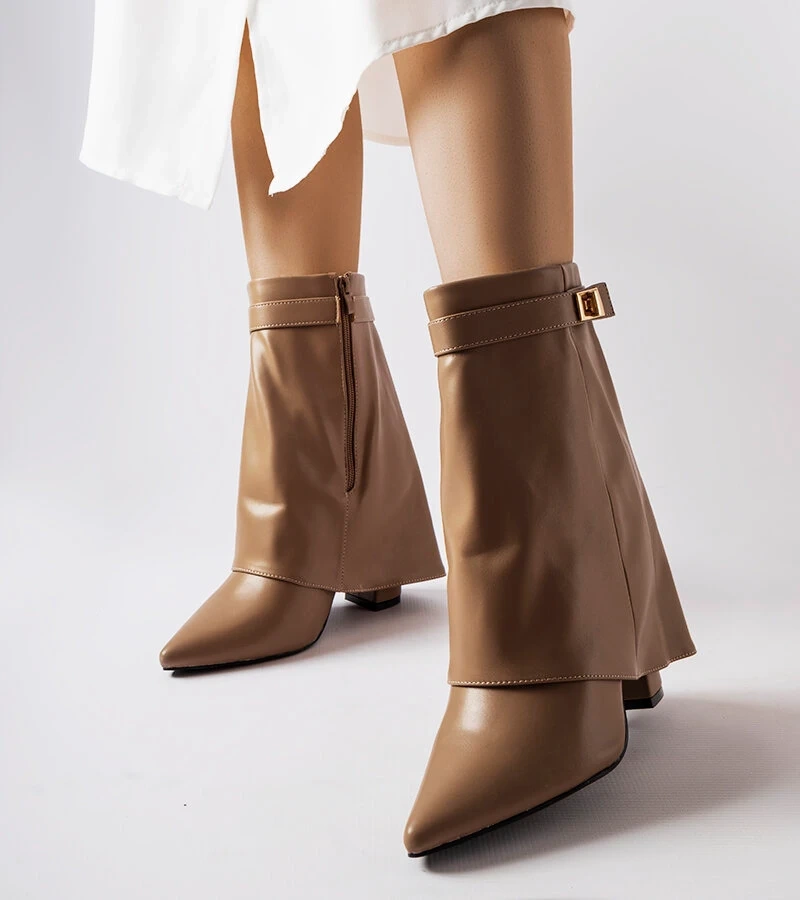 Aya barna csizma felhajtott szárral