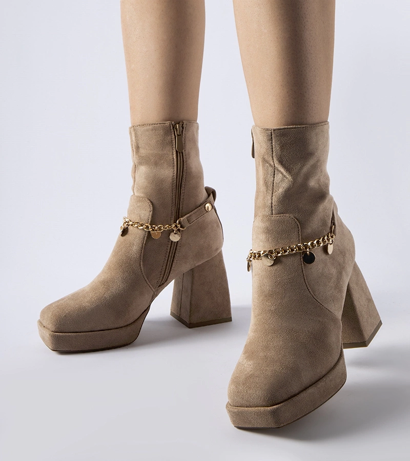 Meleg bézs bokacsizma Saviore medállal