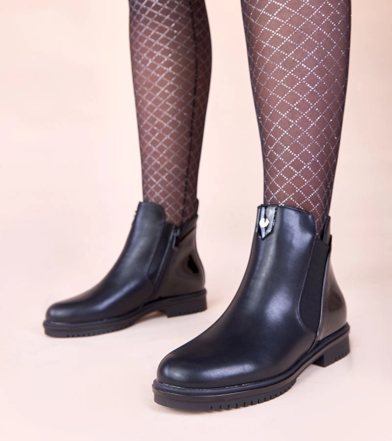 Fekete klasszikus matt bokacsizma lakkozott sarokkal Dalila