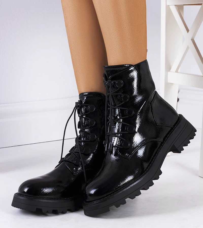 Fekete fényes bokacsizma Cesterfield