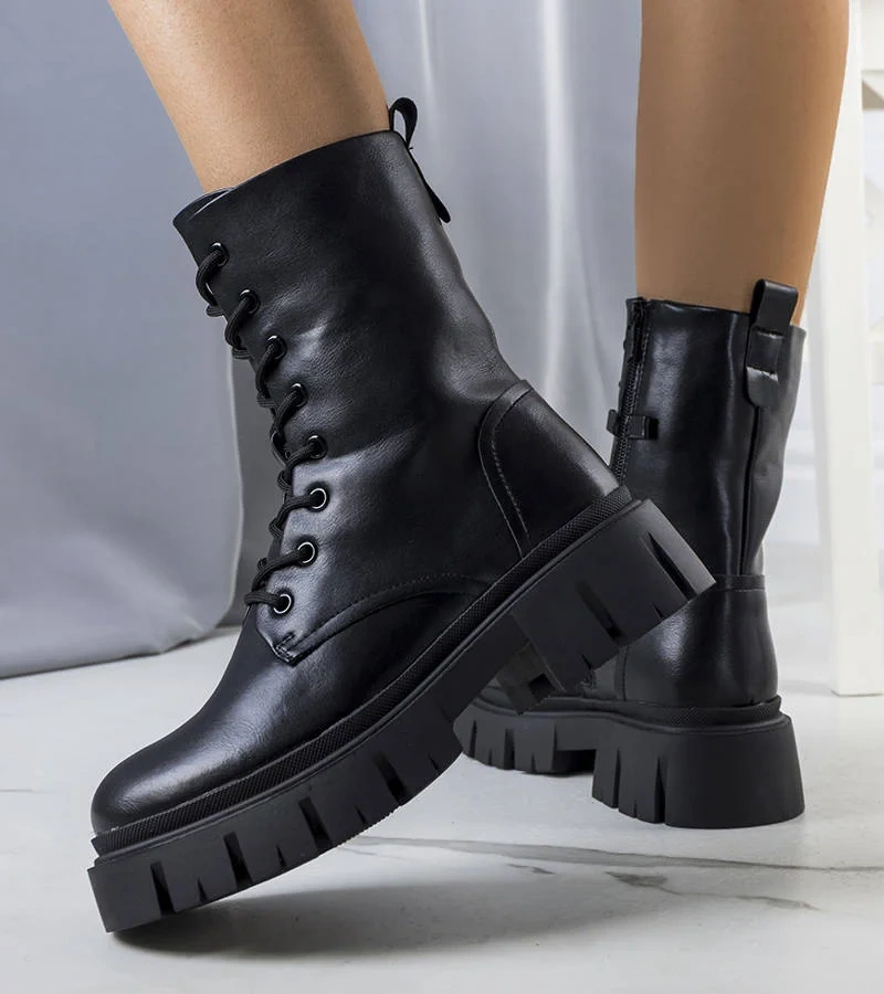 Fekete bokacsizma masszív talppal Darius