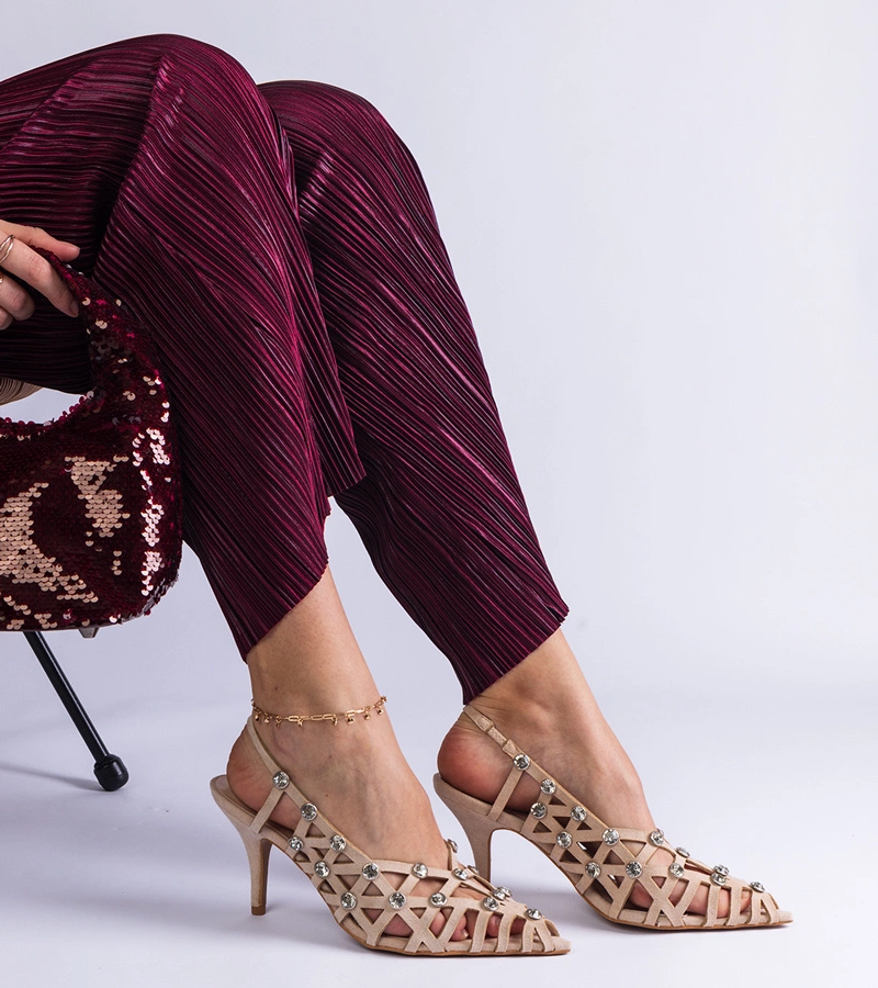 Ellania fonott bézs szandál kövekkel