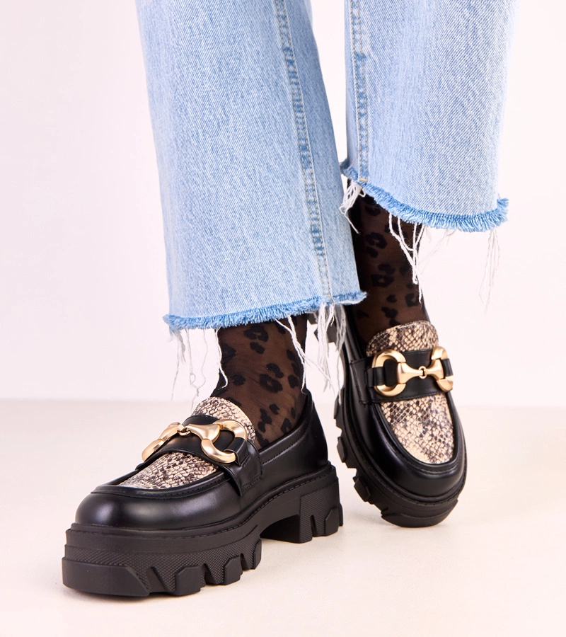 Fekete mokaszinok kígyóbőr mintával és arany díszítéssel Ruben