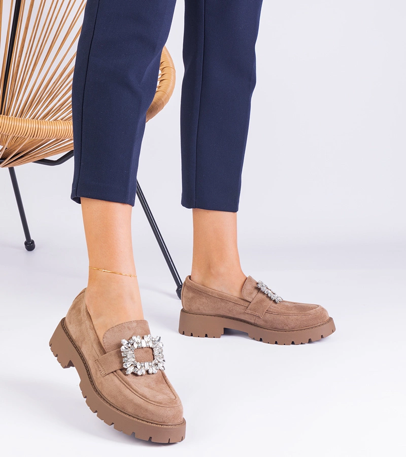 Bézs női ökológiai velúr mokaszin elegáns díszítéssel Peletino
