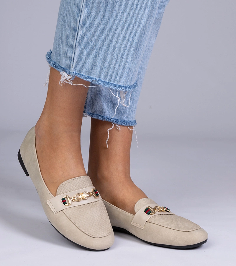 Bézs mokaszinok matt kivitelben arany díszítéssel Gloriasa