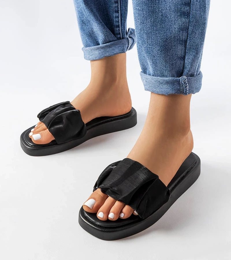 Fekete díszített csúsztató papucs Boulevard