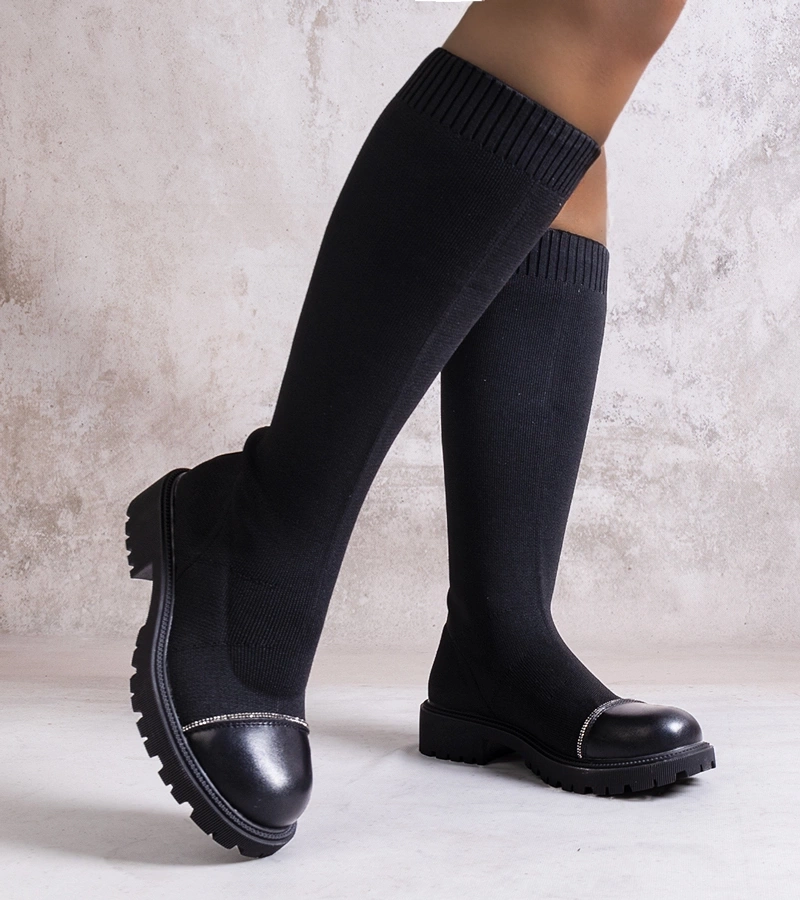 Fekete, cirkóniákkal díszített Sayega csizmák.