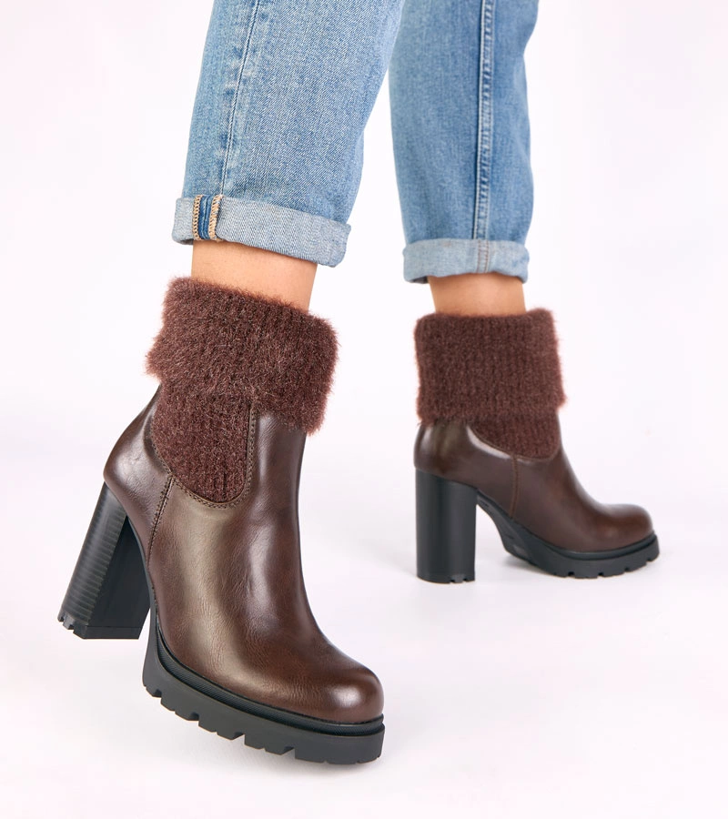 Barna, díszes szárú, vastag sarkú bokacsizma Randy