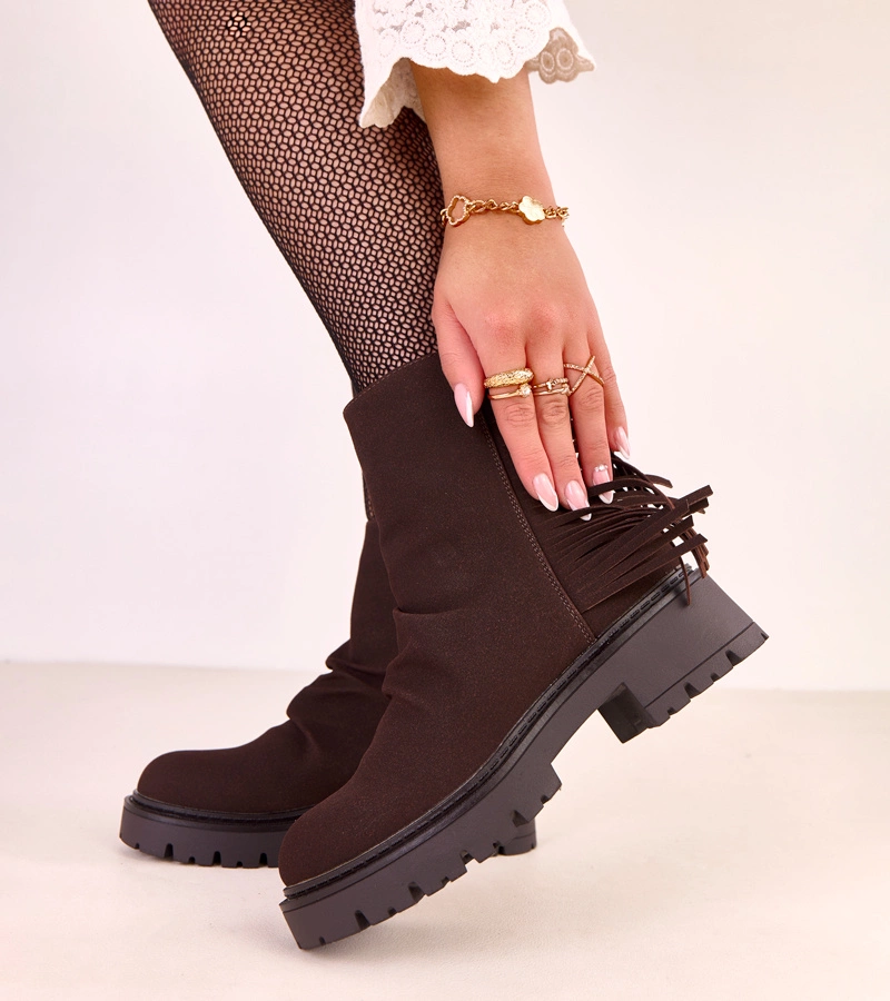 Silia vastag talpú bojtokkal díszített csokoládé színű bokacsizma