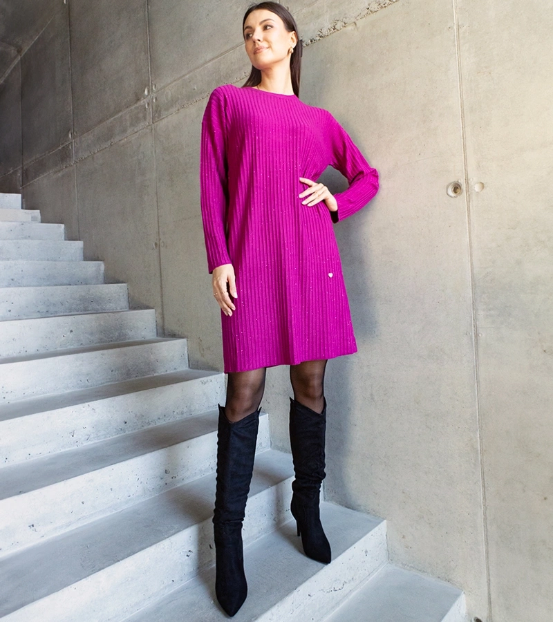 A Kadyra sötét rózsaszín, fényes midi ruha.