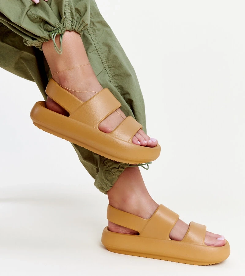 Attiana barna szandáljai