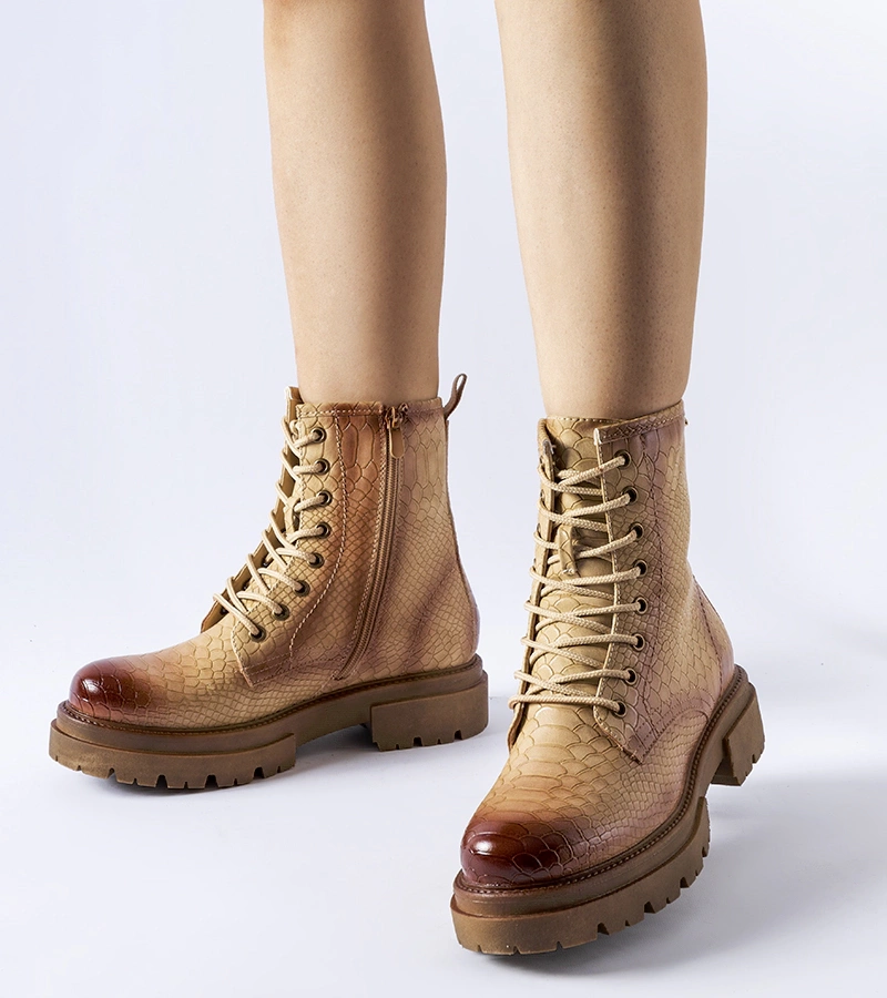 Sötét bézs állatmintás túracipők Suviana