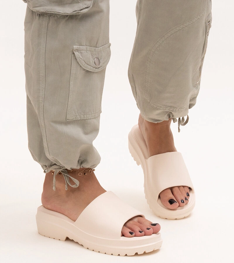 Soiza bézs színű vastag talpú papucs