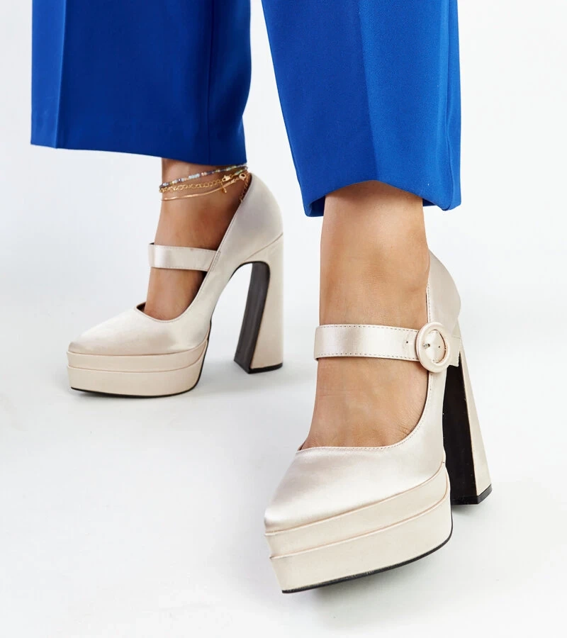 Mike világos bézs magas sarkú cipői