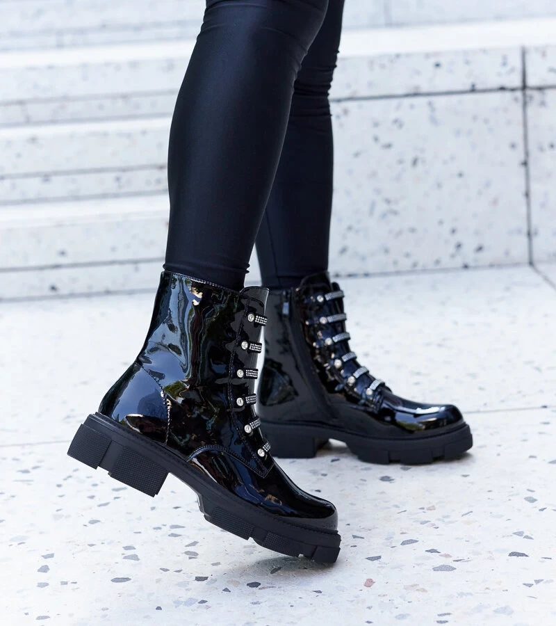 Fekete cirkóniával díszített lakk csizma Sfaranda