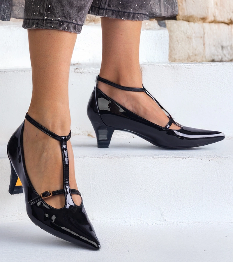 Fekete lakkozott alacsony sarkú pántos cipő Imisa