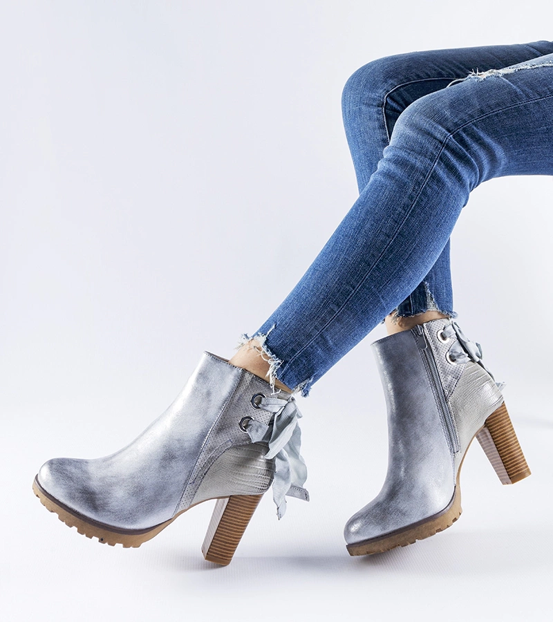 Ezüst Bourgeois bokacsizma sarokkal