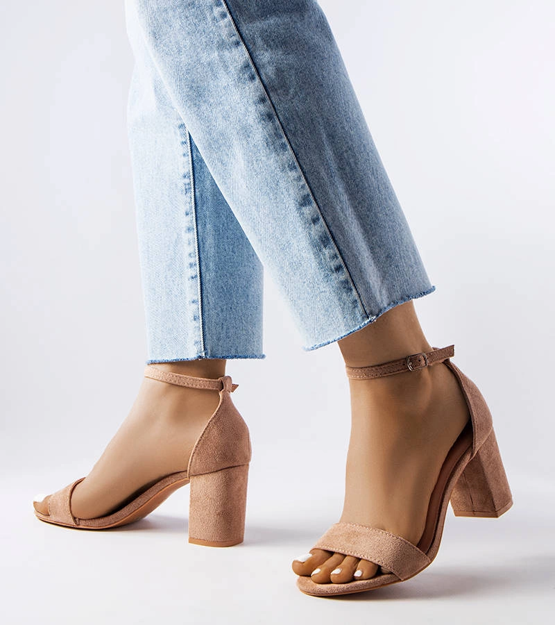 Lourna alacsony sarokkal bézs szandál