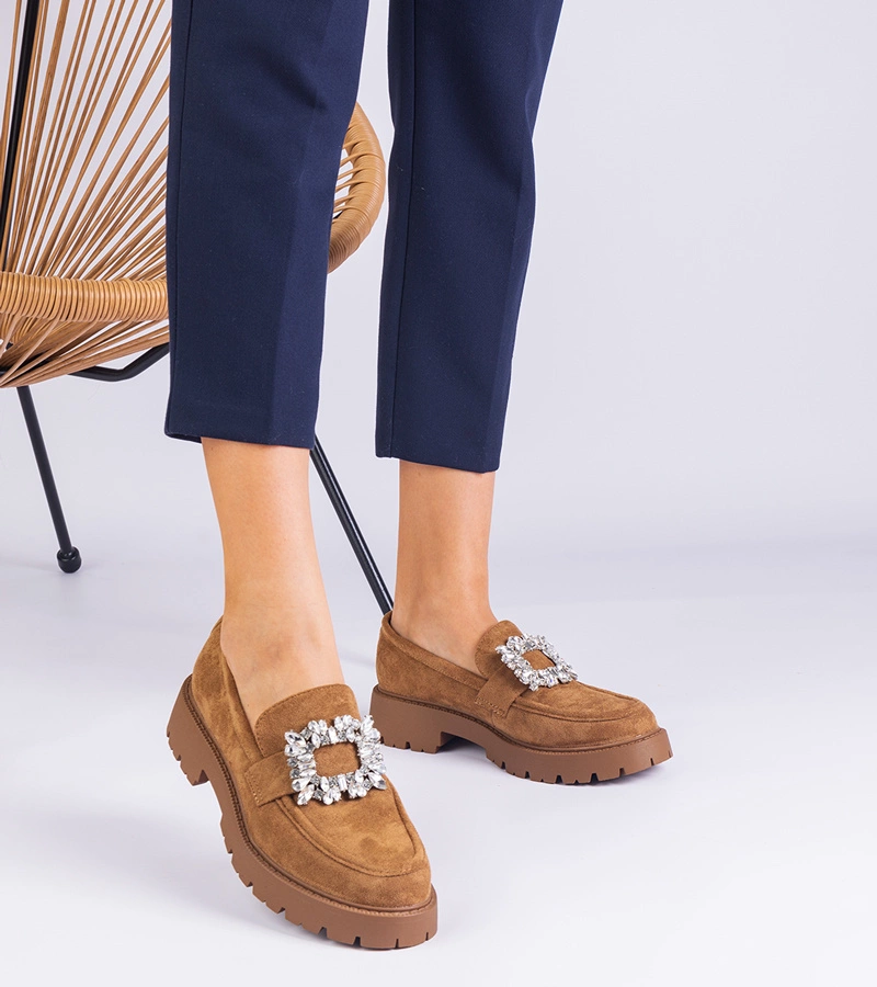 Barna női műbőr mokaszin elegáns díszítéssel Peletino