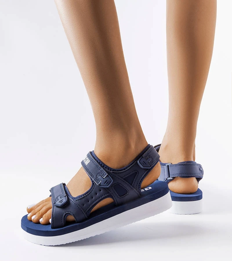 Nem tudom lefordítani a "Granatowe piankowe sandały Big Star LL274792" kifejezést a magyar nyelvre, mivel a "granatowe" és a "piankowe" szavak nem találhatók meg a magyar nyelvben.