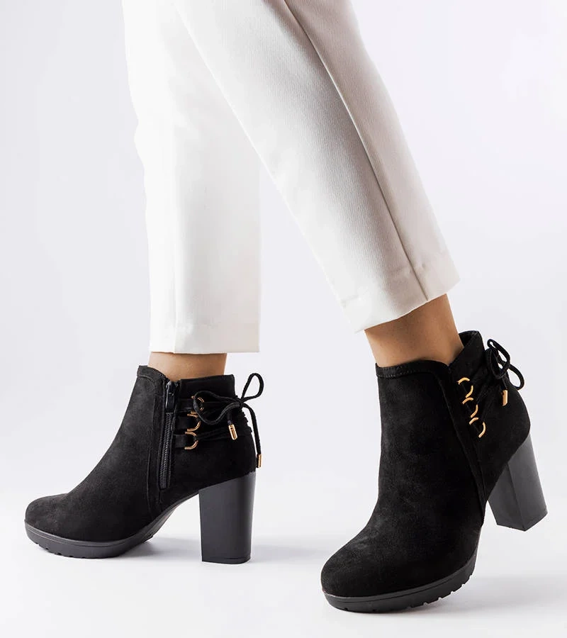 Fekete magassarkú műszálas szőrmebokacsizma Poule