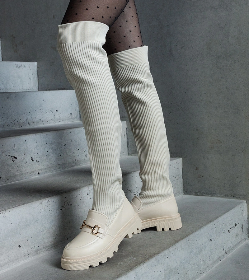 Világosbézs csizma rugalmas szárral lapos sarokkal Vrissa