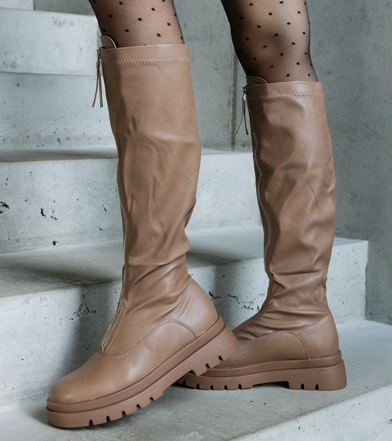 Barna lapos sarkú műbőr csizma cipzárral díszítve Hala