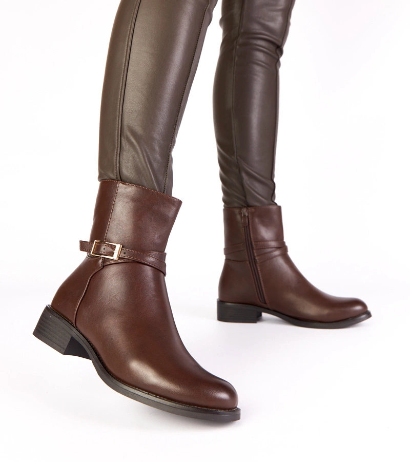 Barna bokacsizma csattal és zárral Zema