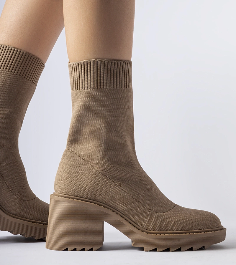 Sötét bézs bokacsizma rugalmas szárral Cadiz