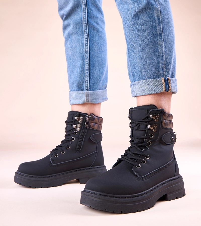 Fekete, bélelt, matt műbőr bakancs Selio