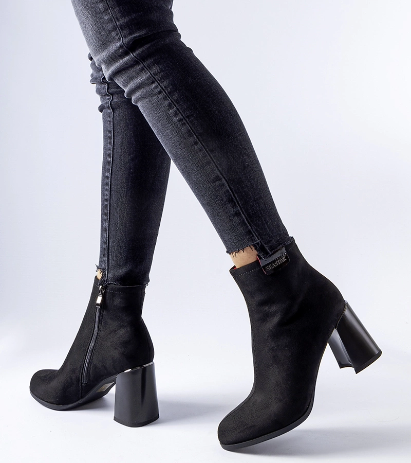 Fekete elegáns bokacsizma Serbadone sarokkal