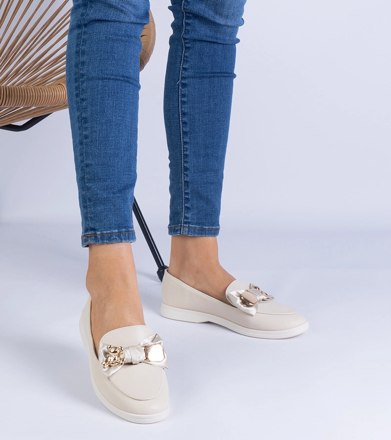 Bézs mokaszinok masnival és arany macival díszítve Nensi