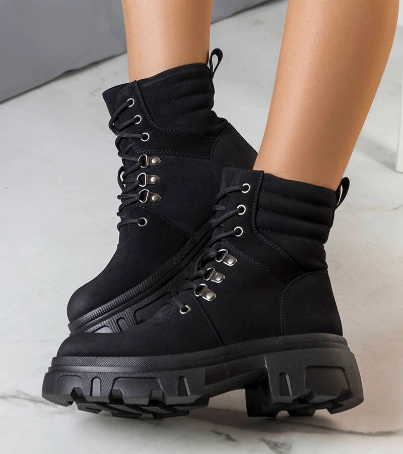 Fekete bokacsizma vastag talppal Lyric