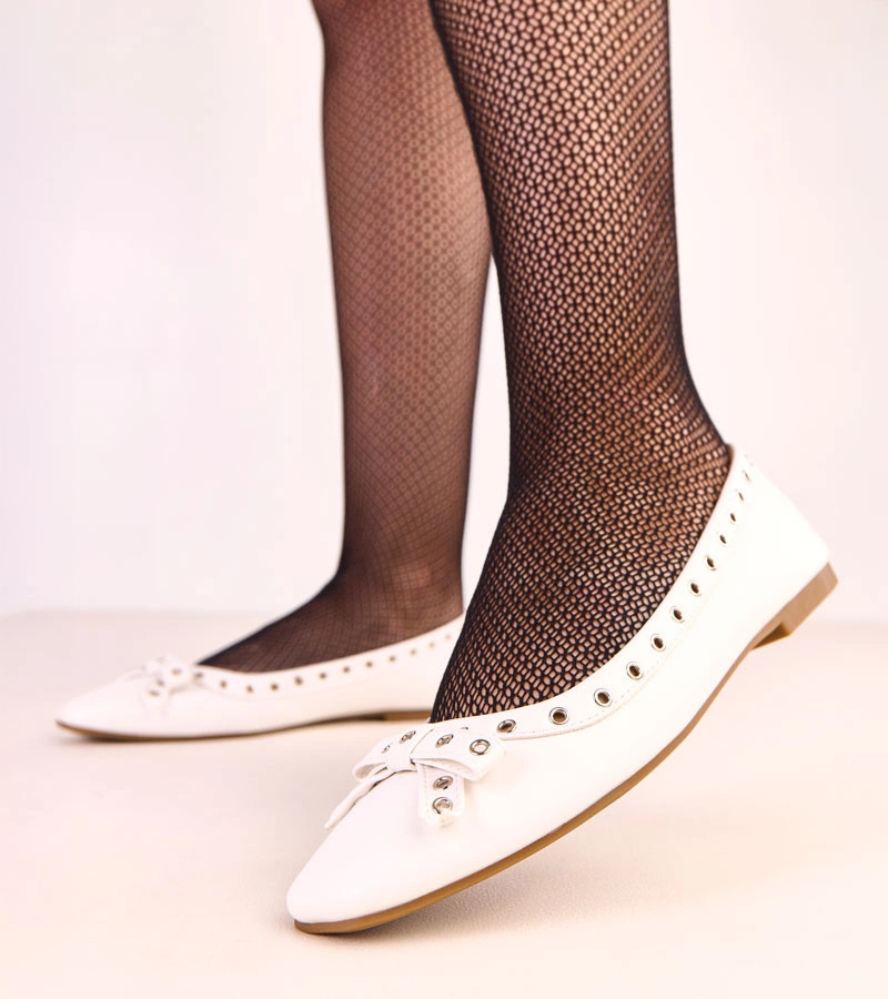 Fehér balerinák díszes szemekkel és masnival Baisa