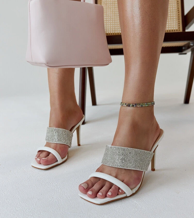 Adiam cirkóniával díszített fehér tűsarkú szandál