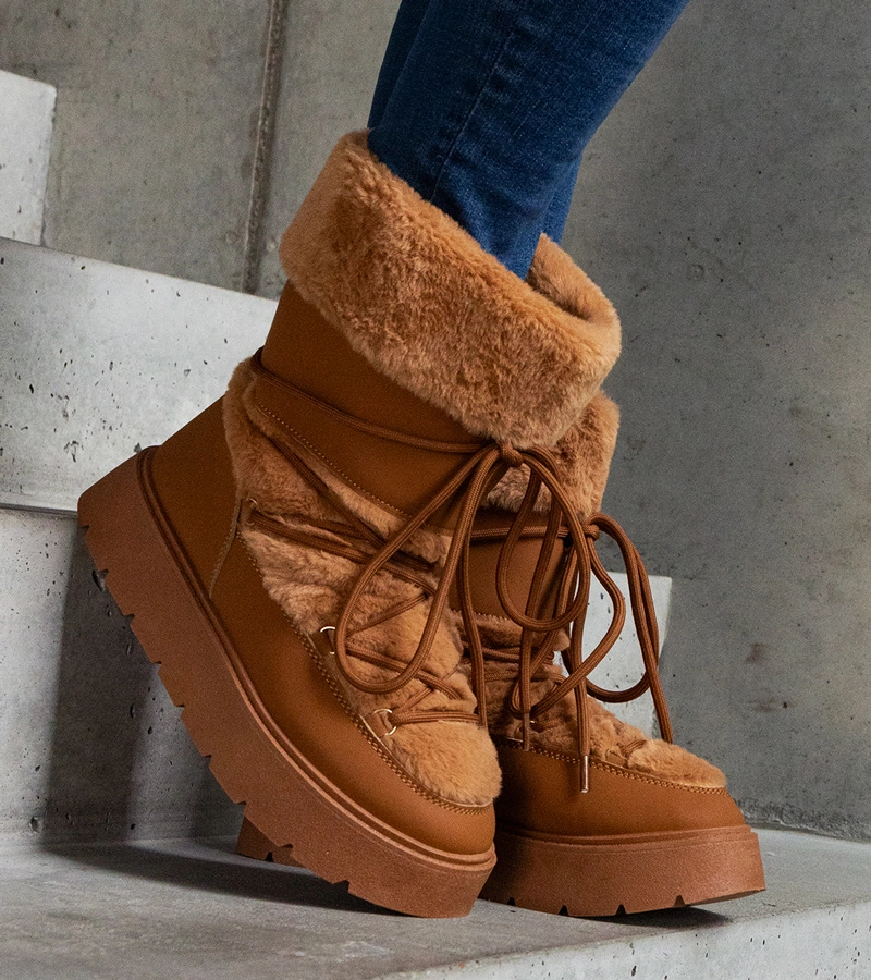 Barna, fűtött, szőrmével díszített fűzős hócsizma Istiss